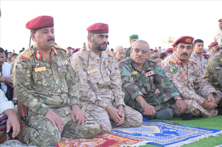 قائد محور الغيضة يؤدي صلاة عيد الفطر مع القادة والضباط والأفراد