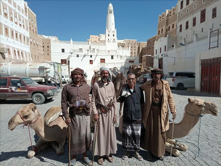 رحالة من شبوة يصلون الغيضة بعد رحلة شاقة على ظهور الإبل ويستعدون للانطلاق إلى الخليج والعراق