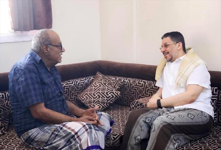 الكاتب والأديب سعيد عولقي يروي تفاصيل زيارة رئيس الوزراء أحمد عوض بن مبارك لمنزله