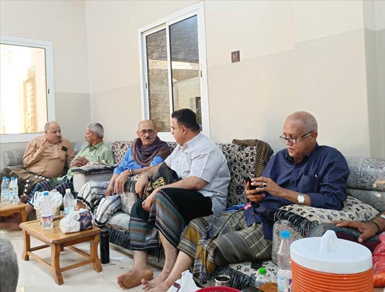 محافظ لحج والسفير جمال ناصر في زيارة عيدية للمناضل أحمد عبدالله المجيدي