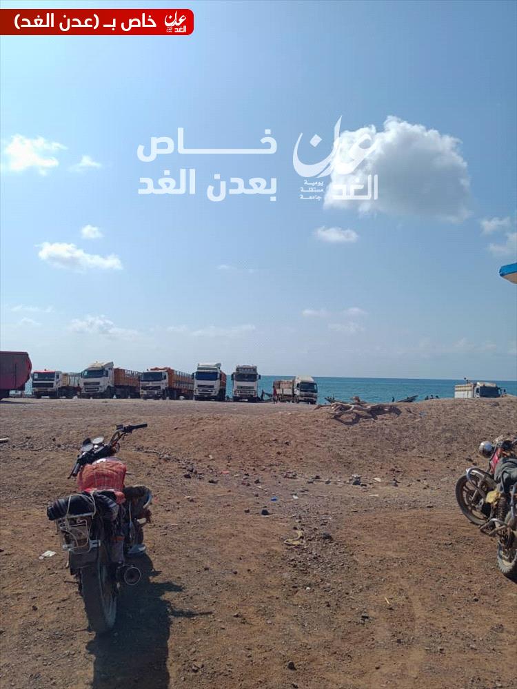 بالصورة.. شاحنات تصطف في “العارة” وتحمل تساؤلات خطيرة عن التهريب ومصير الأموال العامة