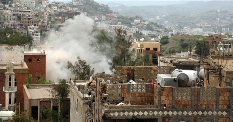 الحوثيون يقصفون مواقع للجيش غرب تعز