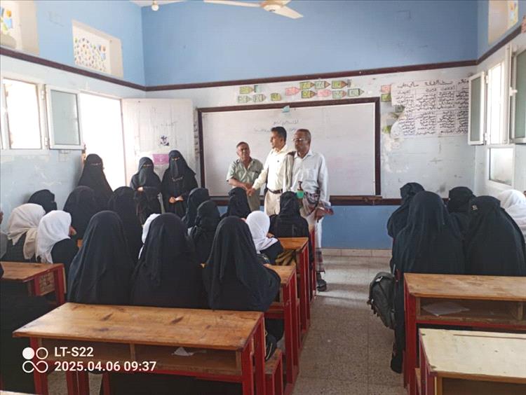 مدير عام موزع يتفقد العملية التعليمية في أول يوم دراسي بعد إجازة عيد الفطر المبارك