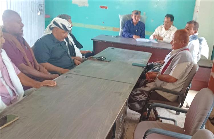 مدير عام المسيمير في زيارة تفقدية لإدارة التربية ويشدد على أهمية الانضباط الوظيفي
