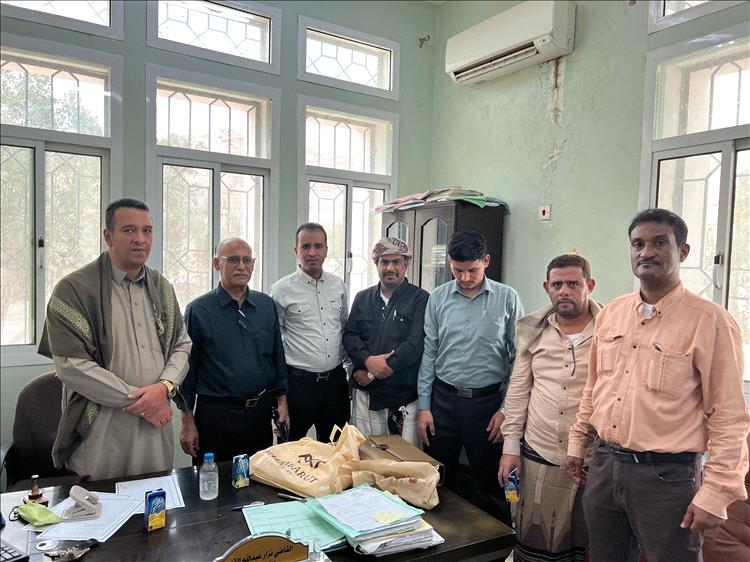 رئيس نيابة استئناف حضرموت يتفقد مستوى الانضباط الوظيفي في أول أيام الدوام بعد عيد الفطر