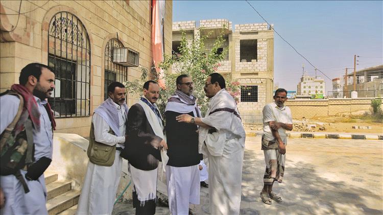 وكيلا محافظة مأرب يطلعان على مستوى الانضباط الوظيفي في عدد من المرافق.