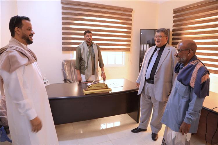 الأمين العام بجامعة المهرة يتفقد الانضباط الوظيفي بعد إجازة عيد الفطر المبارك