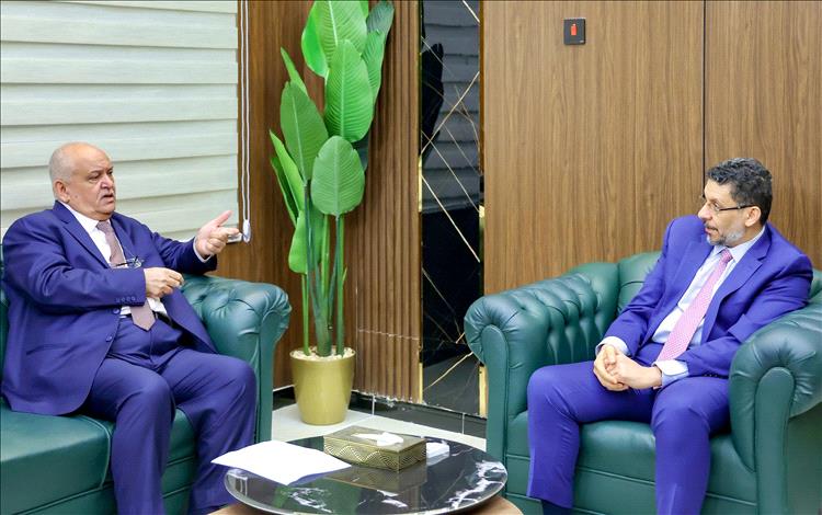 رئيس الوزراء يطلع على خلال زيارته وزارة الخدمة المدنية على مستوى الانضباط الوظيفي ومراقبة سير الدوام