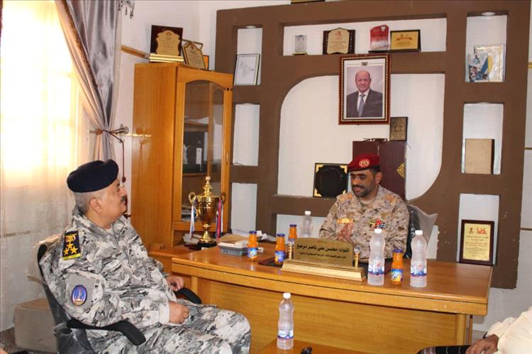 قائد محور الغيضة يلتقي قائد قطاع البحر العربي في خفر السواحل ويشيد بدورهم في المهرة