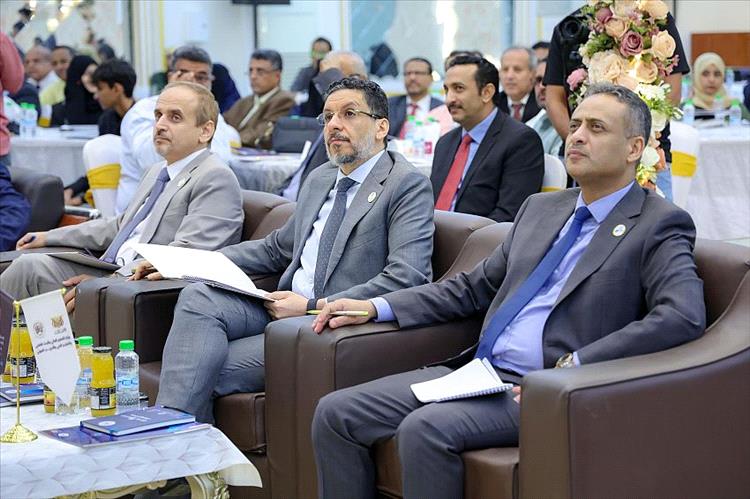 رئيس الوزراء يؤكد أهمية ربط الكفاءات اليمنية المهاجرة بوطنها الأم وتمكينها من الإسهام في البناء والتنمية