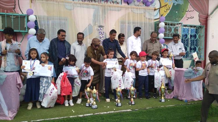 مدارس الأوائل تكرم طلابها عباقرة العرب بدروع ومبالغ مالية