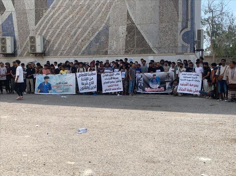 طلاب كلية الآداب ينظمون وقفة احتجاجية للمطالبة بالعدالة في قضية مقتل زميلهم سالم الزامكي