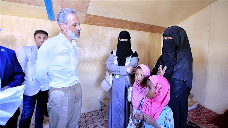 المنسق الأممي للشؤون الانسانية يطلع على الاوضاع الانسانية في مخيمات النازحين بمأرب