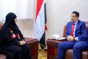 رئيس الوزراء يستقبل في عدن رئيسة رابطة أمهات المختطفين