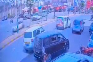 سائق سيارة متهور يدهس ثلاث نساء في شارع عام.. فيديو