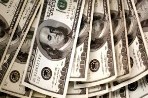 الريال اليمني يواصل الهبوط.. الدولار يتجاوز 2500 ريال في عدن