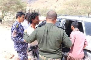 أمن حضرموت يلقي القبض على المتهمين بالاعتداء على بائع آيسكريم ويباشر الإجراءات القانونية