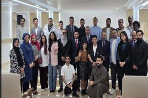 السفير بحاح يلتقي بأعضاء فرقة أرجوان المسرحية في القاهرة: