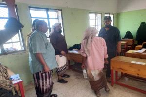 مدير عام المضاربة والأمين العام للمجلس المحلي ومدير إدارة التربية يدشنون امتحانات الشهادة الأساسية لمدارس المديرية