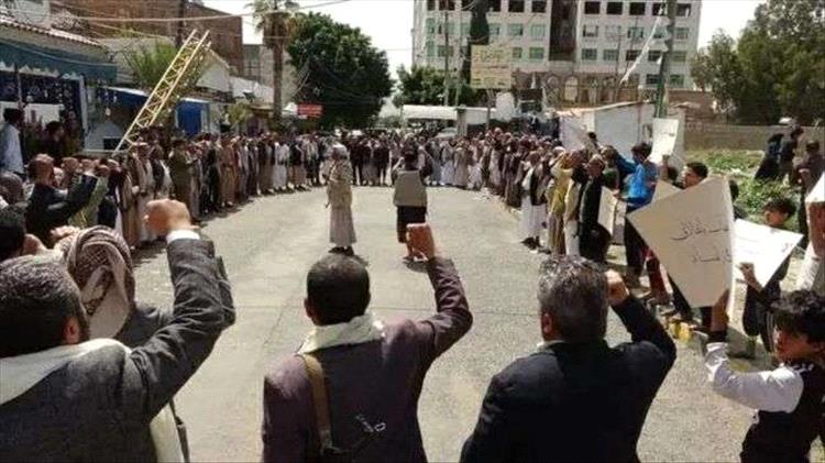 مليشيا الحوثي تُجبر الأكاديميين والأطباء على دورات تعبئة عسكرية وطقوس عقائدية في صنعاء