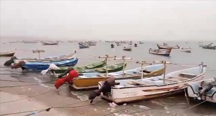 رياح عاتية تُغرق ثلاثة قوارب صيد في الخوخة.. والصيادون يطلقون مناشدة عاجلة لإنشاء مرسى بحري