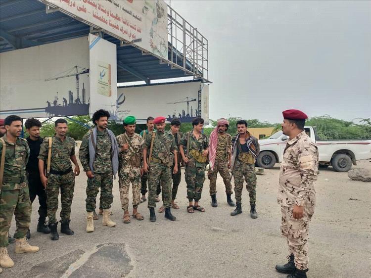 قائد الحزام الأمني بزنجبار يتفقد النقاط الرئيسية ويشدد على الجاهزية والانضباط