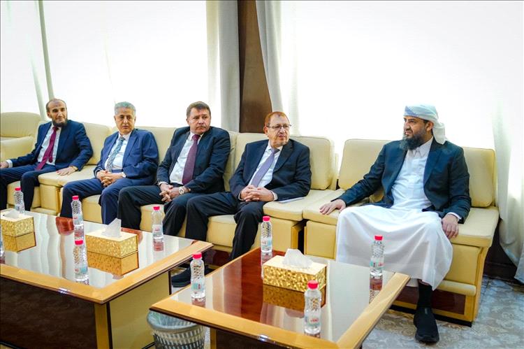 اللواء  الزُبيدي يوجّه بسرعة فتح محاكم العاصمة عدن وحل مطالب نادي القضاة وفقا للقانون