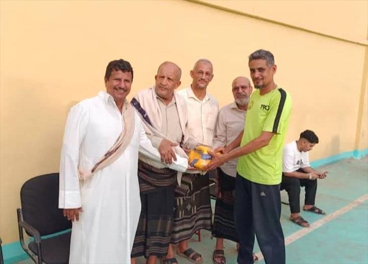 اتحاد الكرة الطائرة يدعم الروضة بكرات دولية