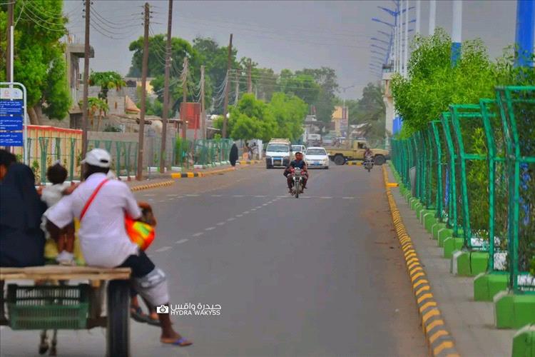 "هبوط العملة لا يطعم خبزًا".. مواطنو أبين يشكون تجاهل التجار لانخفاض سعر الصرف