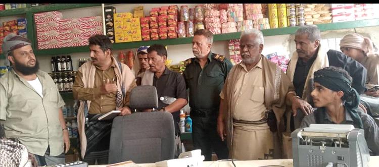 مدير عام ميفعة يواصل نزولاته الميدانية إلى أسواق المديرية لمراقبة حركة ضبط الأسعار