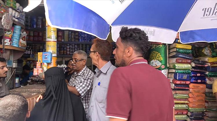 مكاتب الصناعة والتجارة في عدن وحضرموت تعلن تفعيل غرف عمليات لمراقبة الأسعار وتلقي شكاوى المواطنين