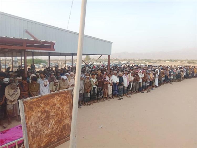 شبوة تشيع جثمان نجل عاقل قبائل حمير ومرجعيتها في موكب جنائزي مهيب إلى مثواه الأخير