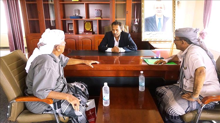 محافظ أبين يناقش مع مدير عام أحور أوضاع المديرية