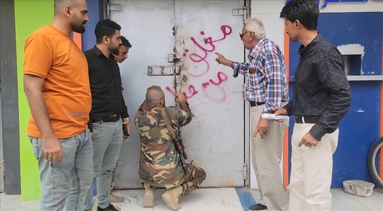 إغلاق عدد من محلات الصرافة في مديرية المنصورة بعدن