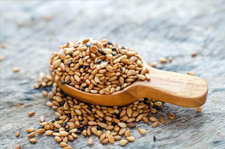 السمسم.. بذور صغيرة بفوائد عظيمة لصحة القلب والعظام ومحاربة الشيخوخة