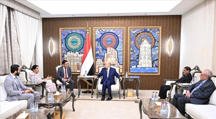 العليمي لبريطانيا: دعمنا الاقتصادي مفتاح النصر.. والعقوبات سلاح فعّال ضد الحوثيين