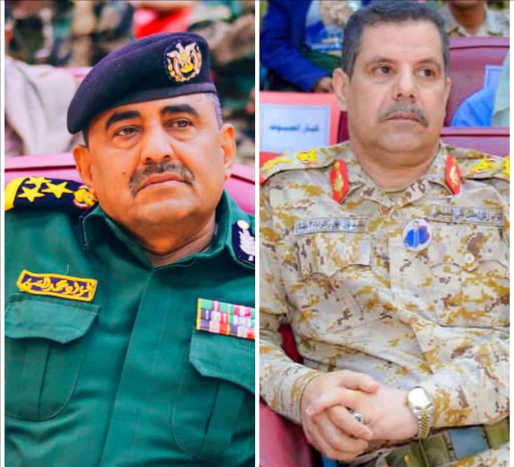 قائد محور عتق ومدير عام شرطة شبوة يهنئان العقيد أحمد مبارك مطهر بمناسبة ترقيته إلى رتبة عميد