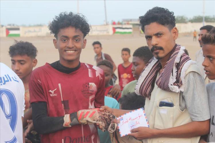 مؤسسة ثمار الخير تكرم اللاعب صلاح نيراد