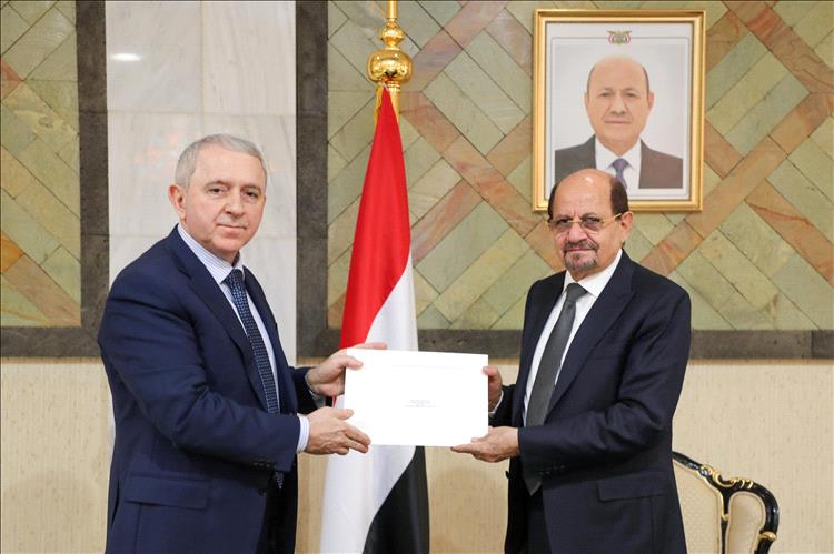 رئيس مجلس القيادة يتلقى دعوة من الرئيس الاذربيجاني لحضور القمة الافتتاحية للدورة الـ 13 للمنتدى الحضري العالمي