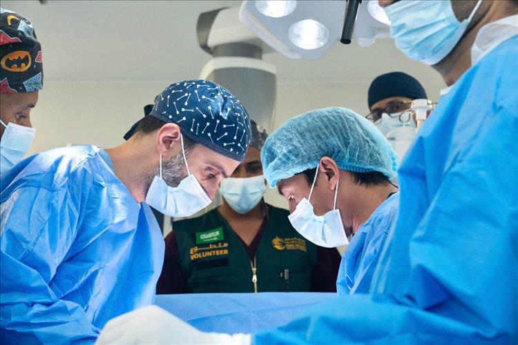 مركز الملك سلمان للإغاثة يختتم المشروع الطبي التطوعي للجراحة العامة في عدن