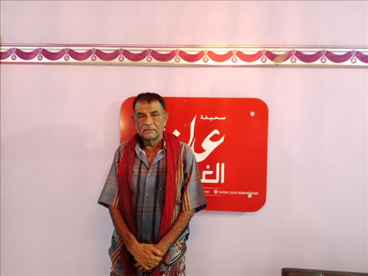 جنود يمنعونه من ممارسة عمله.. صياد عدني يناشد اللواء الزبيدي إنصافه