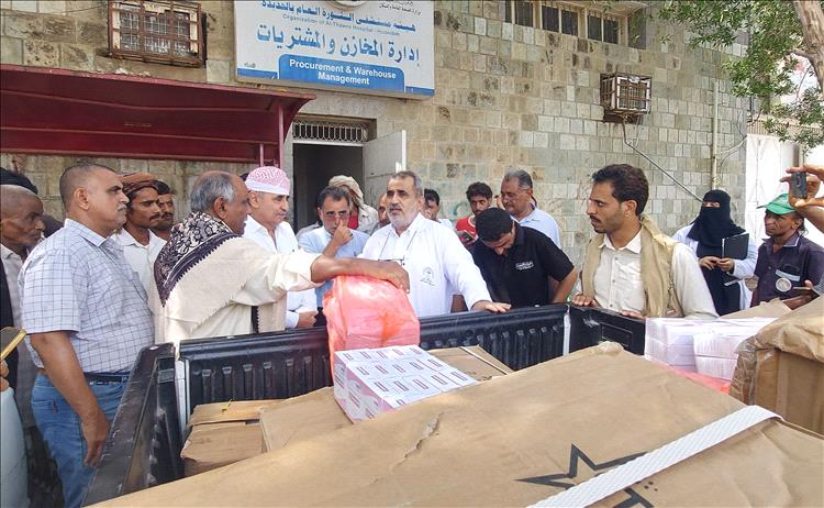 مجموعة إخوان ثابت ترفد هيئة مستشفى الثورة بالحديدة بأدوية خاصة بمركز الحروق