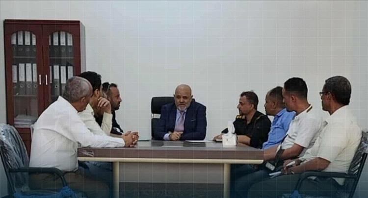 محافظ تعز يتابع تنفيذ إجراءات البنك المركزي ويشدد على ضبط المخالفين