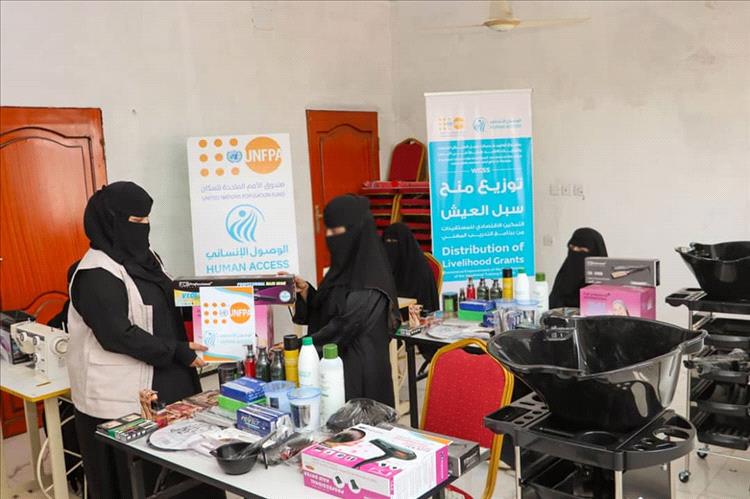 الوصول الإنساني توزع منح سبل العيش لـ12 مستفيدة من التدريب المهني في شبوة ومأرب بتمويل من "UNFPA"