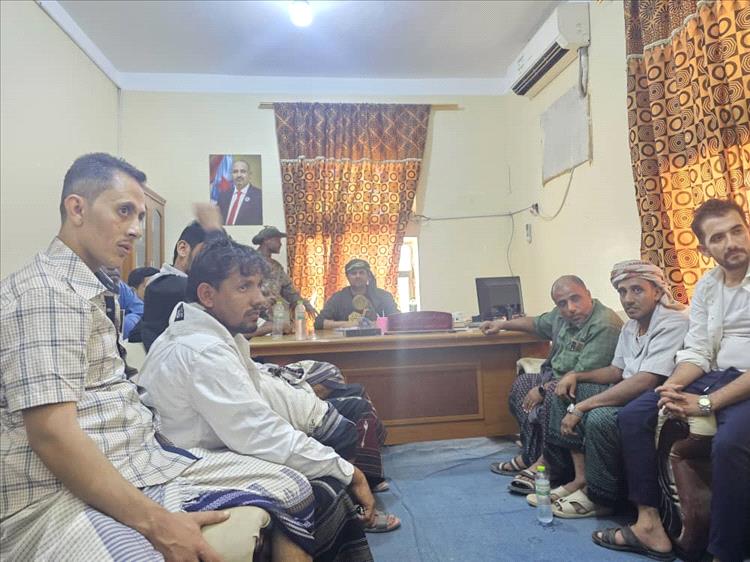 وكيل أول محافظة سقطرى يترأس اجتماعًا مشتركًا بمديري المصارف والتجار لمناقشة ضبط أسعار صرف العملات والمواد الغذائية