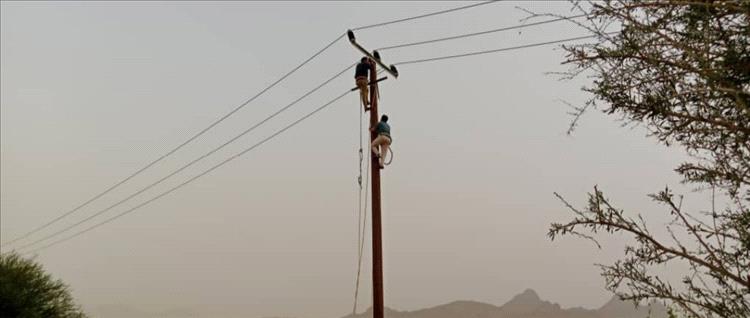 الحوثيون يستهدفون فريقاً فنياً خلال صيانة كهرباء مأرب في حريب