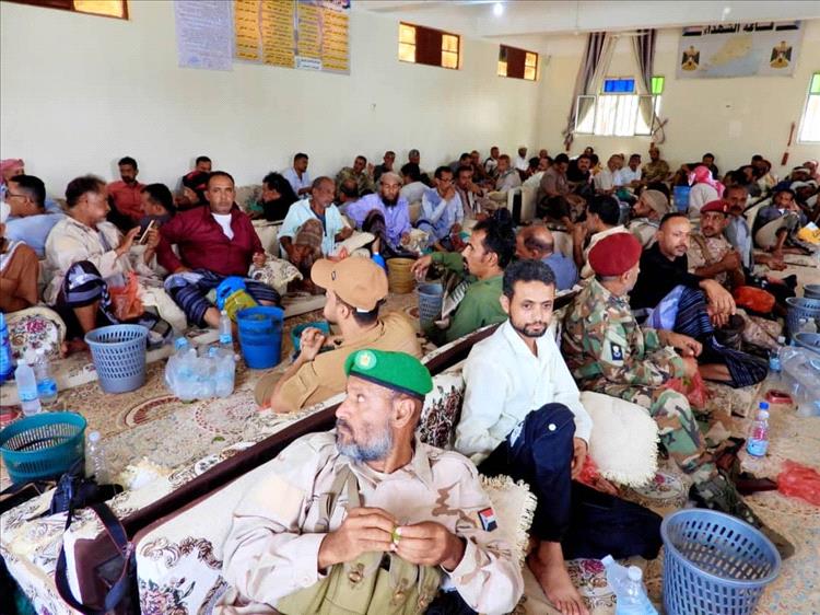 وفد عسكري رفيع من الضالع يتقدمه قائد اللواء الأول صاعقة يعزي القائد أبو بكيل الحالمي في حالمين