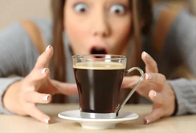 دراسة علمية جديدة تحذّر من مخاطر القهوة في ساعات الليل، خصوصًا على النساء