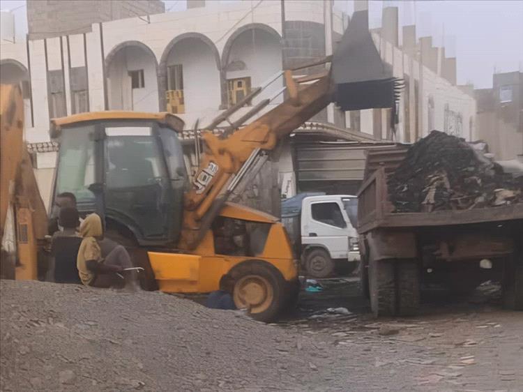 صندوق النظافة بردفان ينفذ حملة لرفع المخلفات من سوق القات بمدينة الحبيلين