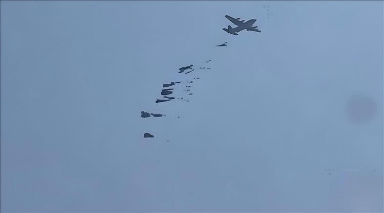 إنزال جوي للمساعدات الإنسانية في خان يونس لتعزيز الإغاثة بقطاع غزة